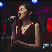 Profesora de canto jazz, especializada en técnicas de respiración, interpretación e improvisación vocal